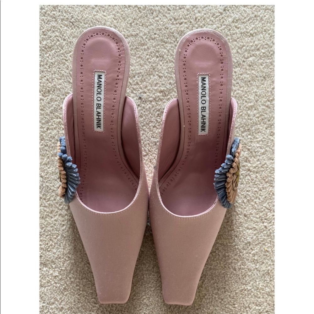 SOLD Manolo Blahnik Saita. Brand new pink, satin, kitten heel, mule.